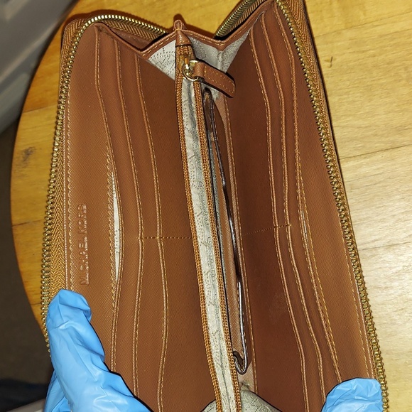 Michael Kors Wallet - Picture 5 of 9